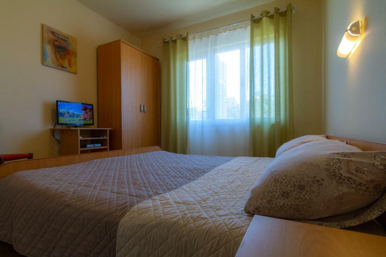 Apartments & Rooms Sanja Rab Town Exterior photo